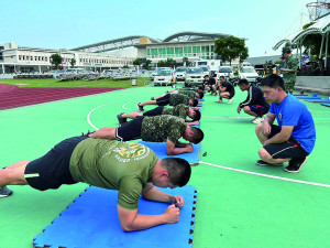 　官兵實施核心肌群項目鑑驗。（圖：李廸軒）