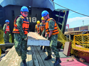 　官兵進行跳板搭設作業。（圖：程婉琳）