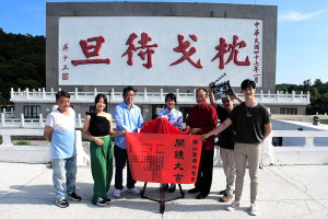 　推廣腰山遊憩區，交旅局籌拍微電影，邀導演劉潤成團隊拍攝，主要演員張復建（右三）、應采靈（中）、吳承洋（右一）、王上菲（左二）。（圖／文：曹重偉）