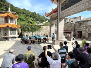 　台北正心箏樂團20日下午在后澳楊公八使宮廟前廣場加演一場，吸引不少鄉親前往聆聽。（圖／文：陳鵬雄）