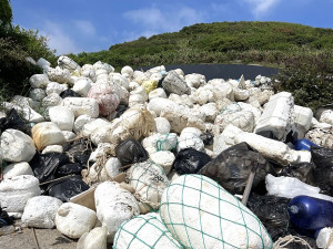 　馬祖各鄉島海廢保麗龍將集中至南竿後端場做冷壓回收。（圖／文：陳鵬雄）