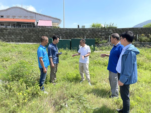 　塘岐馬鼻灣航站旁空地將增設停車空間，工務處邀公所民代場勘達成共識。（圖／文：陳鵬雄）