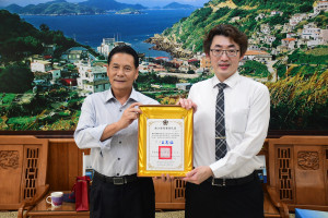 　連江地檢署主任檢察官廖晟哲調台，縣長王忠銘頒贈榮譽縣民證，感謝他任內對馬祖司法工作的投入及對縣府的協助。（圖／文：曹重偉）