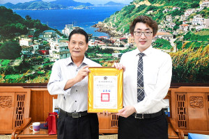 　連江地檢署主任檢察官廖晟哲調台，縣長王忠銘頒贈榮譽縣民證，感謝他任內對馬祖司法工作的投入及對縣府的協助。（圖／文：曹重偉）