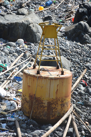 東引北海坑道所在的燕秀澳,堆積大量海漂垃圾的礫灘上,還發現有一個類似助航之用的金屬浮標器物也被海浪打上岸。(圖/文:陳其敏)