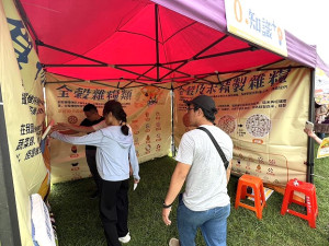 衛福局Have A 穀 Day夏夜野餐日,與地區業者製作健康餐盒推廣健康飲食,民眾在福澳運動場上度過健康愉快的野餐日。(圖/文:馮紹夫)