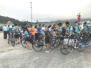 　18位國中學生完成騎單車環台壯舉，教育處長王禮民及師長熱情歡迎他們的歸來。（圖／文：吳嘉榮）