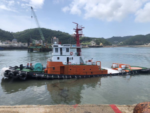 　福澳港「台港13302」拖駁船，今天上午10時左右發生傾斜沉沒，目前已拉起油污控制線，港務單位正進行後續處置與沉沒原因調查。（圖：連江縣政府）