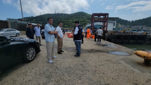 　「台港13302」拖駁船上午10時左右發生傾斜沉沒，縣長王忠銘、議長張永江、副議長林明揚等第一時間現場了解事故發生經過。（圖：連江縣政府）