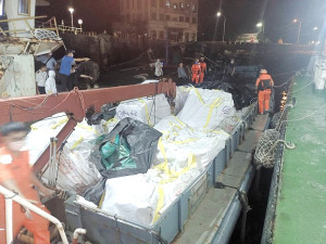 馬祖海巡守護國境前線不停歇,24日查獲1艘大陸籍無船名漁船涉嫌走私畜產品,拆封檢視為牛肚、雞爪及牛筋,初估總重約56公噸。(圖:馬祖海巡隊)