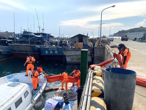 今年度連江縣海洋油污染緊急應變實兵演練24日移師東引鄉舉辦,經各參演單位通力合作,演練圓滿完成。(圖:連江縣環資局)