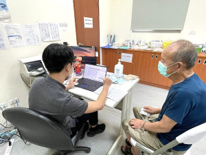 　北竿衛生所舉辦心電圖檢查首日即吸引近百位民眾前往受檢，AI人工智慧搭配現場醫師解讀報告又快又精準。（圖／文：陳鵬雄）