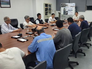 臺灣港務港勤公司25日派員來馬向縣府說明沉船意外始末及後續處理事宜。(圖:連江縣政府)