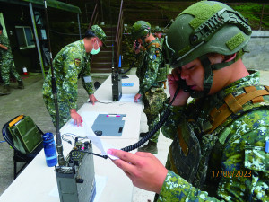 官兵進行通信裝備操作與通聯。（圖：簡慈儒）