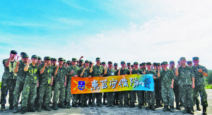 全體官兵於軍歌比賽後實施合影。（圖：歐育誠）