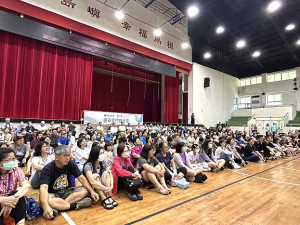 　雲門舞集社區巡演26日在南竿體育館登場，縣長王忠銘與全場400位觀眾體驗別開生面的視覺震撼，並與多位鄉親一起上台即興演出。（圖／文：曹重偉）