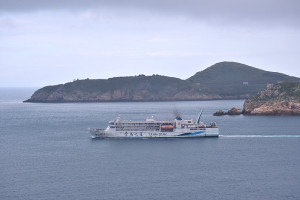 　停航二個多月之後，臺馬之星26日上午恢復短程客運航班，從東引載送242名旅客到南竿。（圖／文：陳其敏）