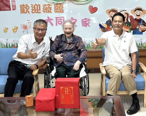 大同之家鄭金蓮女士97歲生日,縣長王忠銘、鄉長林志東登門祝壽。(圖/文:曹重偉)