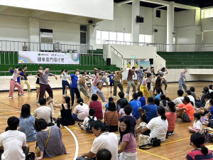 雲門舞集今年度來馬社區巡演圓滿落幕,兩場次精彩演出,讓600多位馬祖鄉親大飽眼福;舞者邀鄉親上台一起盡情舞蹈,趣味橫生。(圖/文:曹重偉)
