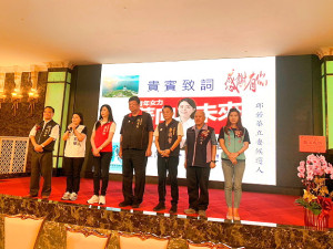 　桃園市馬祖同鄉會8月26日召開第十五屆會員大會，立委陳雪生等人向鄉親致意。（圖：桃園馬祖同鄉會）
