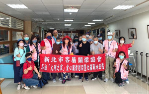 來自客家社團的關懷!新北市客屬關懷協會一行18人由監事長李秋霞、執行長彭萬達率隊,27日下午專程拜訪連江縣大同之家。(圖:大同之家)