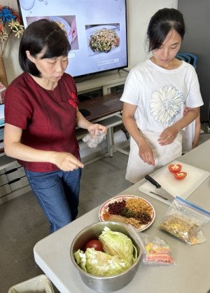 消暑同樂,移民署連江縣服務站邀緬甸裔講師梁株株,教導地區新住民製作緬甸國菜料理「茶葉拌豆」。(圖:連江縣服務站)