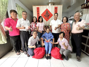 仁愛村姜双金女士過100歲生日,縣長王忠銘會同鄉長林志東登門拜訪;好鄰居扛著兩大袋壽禮來祝壽,老家特別佈置一番,喜氣洋洋。(圖/文:曹重偉)