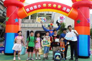大手牽小手一起上學趣,塘岐國小配合開學日舉辦祖父母節活動。(圖:塘岐國小)