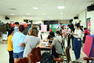 　臺北醫學大學112年馬祖夏令巡迴義診活動，29日在東引鄉民眾活動中心為居民提供眼科、皮膚科、牙科等醫療專業服務。（圖／文：陳其敏）