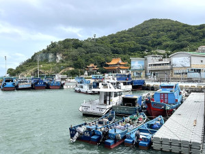 　颱風外圍為馬祖帶來強風大浪，北竿大小漁船31日駛入白沙內港船渠避風。（圖／文：陳鵬雄）