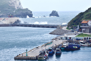 　受蘇拉颱風外圍環流影響，東引沿近海風浪增強，大小漁船停止作業，在港內避風。（圖／文：陳其敏）