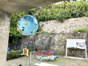 　東海大學洄游農村計畫，橋見小路團隊在橋仔村留下一處海廢裝置藝術。（圖／文：陳鵬雄）