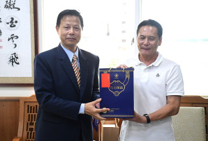 　針對地區海岸巡執法尺度問題，海巡署金馬澎分署分署長謝慶欽一行1日下午專程拜訪縣長王忠銘，希望政策面明確，弟兄執法有所依循。（圖／文：曹重偉）