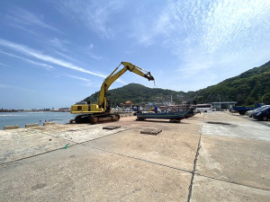 　海葵颱風來勢洶洶，產發處今天上午啟動北竿漁船吊船防颱作業。（圖：本報資料室）
