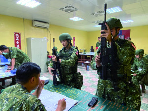 官兵實施T91步槍大部分解結合測考。（圖：陳昱軒）