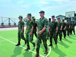 官兵行進間演唱軍歌。（圖：丁駿驣）