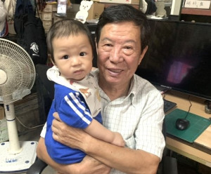 東莒大坪村第一屆民選村長林家菊當年稱職得扮演好軍民之間相互依存、共生共容的協調角色。(圖/文:林冰芳)