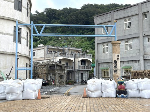 　北竿地勢低窪的后澳及午沙兩地完成沙包堆放。可隨時作業防止海水倒灌。（圖／文：陳鵬雄）