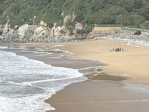 　中颱海葵為馬祖帶來長浪，坂里沙灘驚見遊客冒險前往觀浪。（圖／文：陳鵬雄）