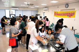 　中秋節近了，連江縣新住民家庭服務中心2日親子烘焙課程特邀「二木先生」陳宏睿指導最應景的蛋黃酥，吸引爆滿的親子檔到場DIY。（圖／文：曹重偉）