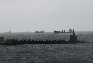 　受海葵颱風外圍環流影響，東引附近海域浪高達3、4公尺，在地大小漁船進入船渠避風；中柱港外則有10餘艘外籍貨輪錨泊，藉由島嶼屏障避開強風惡浪。（圖／文：陳其敏）