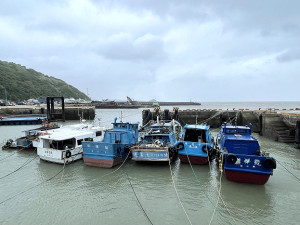 　白沙內港船渠內大小船隻碰到颱風來時都要掉頭轉向南面，正面迎浪的抗浪效果較好。（圖／文：陳鵬雄）