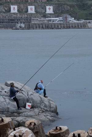 　海葵颱風外圍環流雖然給東引帶來風雨，但是威脅不大，在背風的碼頭或岸際邊仍然有人在從事釣魚活動。（圖／文：陳其敏）