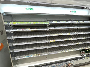 8月底開始「蘇拉」與「海葵」連續兩個颱風來攪局,對地區海空交通造成嚴重影響,最明顯副作用就是超商日配生鮮貨架大半都空了。(圖/文:曹重偉)