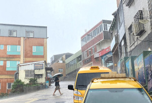 　受熱帶性低氣壓外圍環流影響，東引5日發生強降雨，2個小時降雨量就達到100毫米，聲勢驚人。（圖／文：陳其敏）