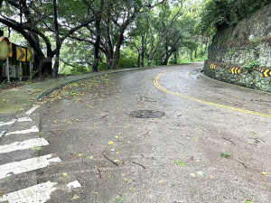 馬祖從2日下午到5日感受「海葵」颱風路過,各鄉風勢、雨勢有限,未造成重大災情,僅部分道路斷枝落葉,環資局清潔隊出動清掃。(圖/文:曹重偉)