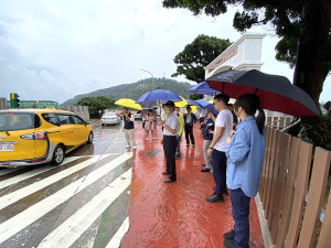 交通部組成行人安全改善視導小組6日抵達連江縣政府,並實地前往介壽國中小現勘。(圖/文:馮紹夫)