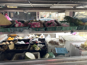 　颱風影響進口菜價，北竿行動菜車已連續多日無葉菜類蔬菜可賣。（圖／文：陳鵬雄）