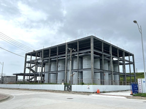 馬祖酒廠二廠工程進度54.03%,預定114年4月2日竣工;大型儲酒槽相當醒目,最大可儲存300萬公升高粱。(圖/文:馮紹夫)