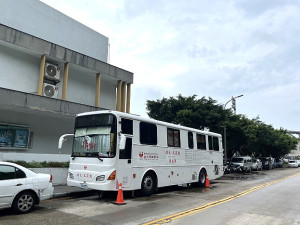 醫療財團法人台灣血液基金會台北捐血中心捐血車今、明2天在福澳運動場舉辦捐血活動,歡迎地區軍民共同響應。(圖/文:馮紹夫)